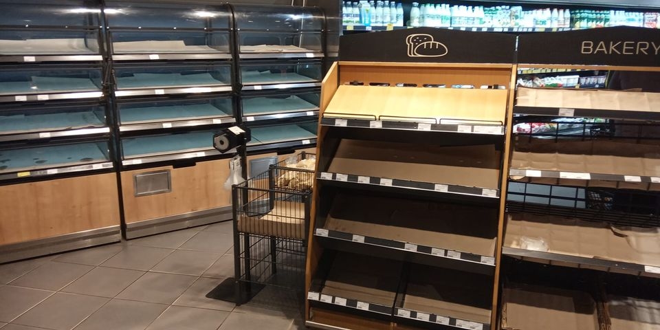 Пустые полки в магазинах Мариуполя