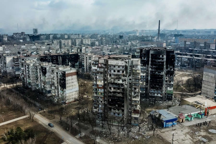«Трупы с улиц убирали грейдерами». Что происходит в оккупированном Мариуполе
