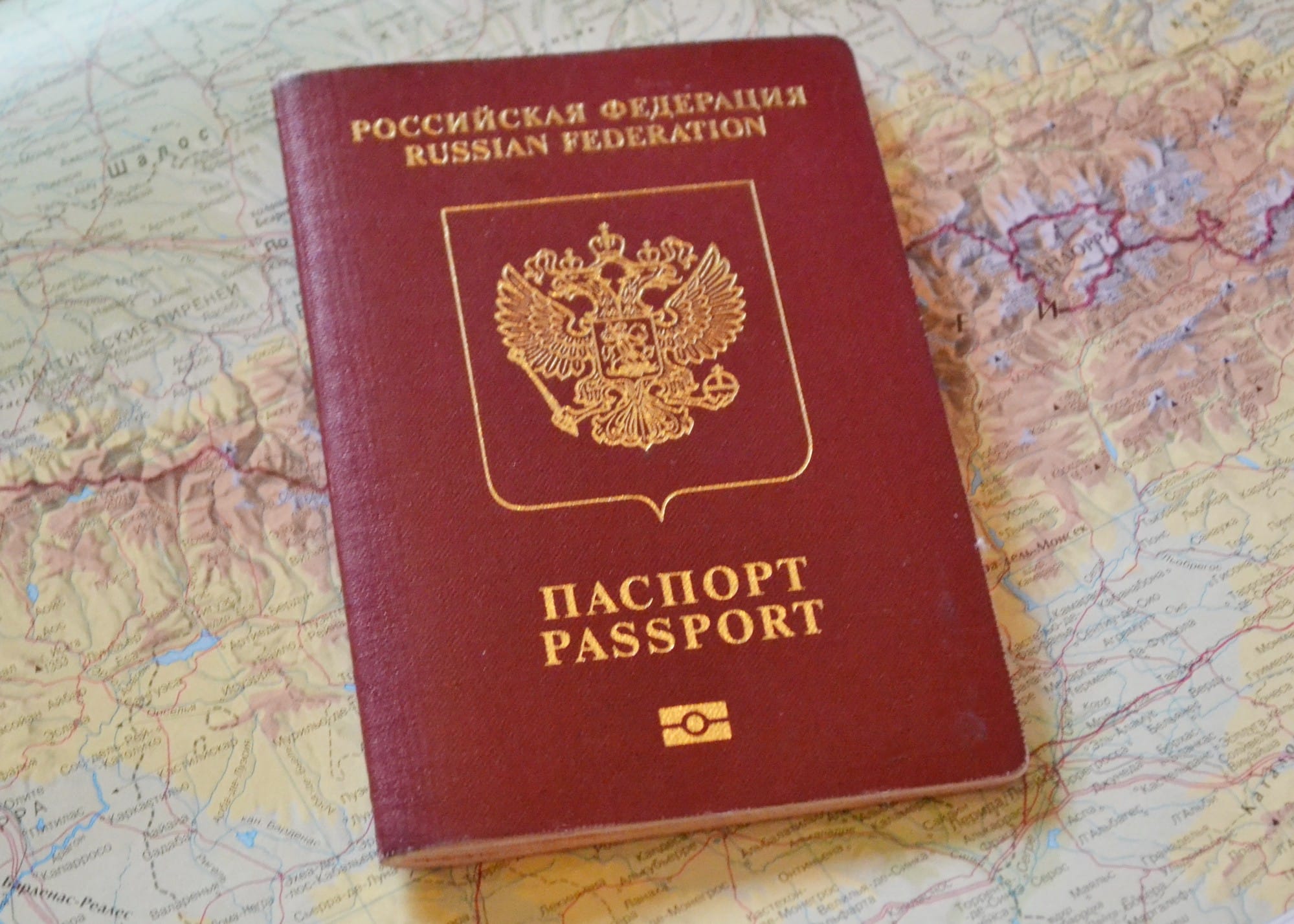 В иностранных консульствах России «по техническим причинам» приостановили прием документов на биометрические загранпаспорта