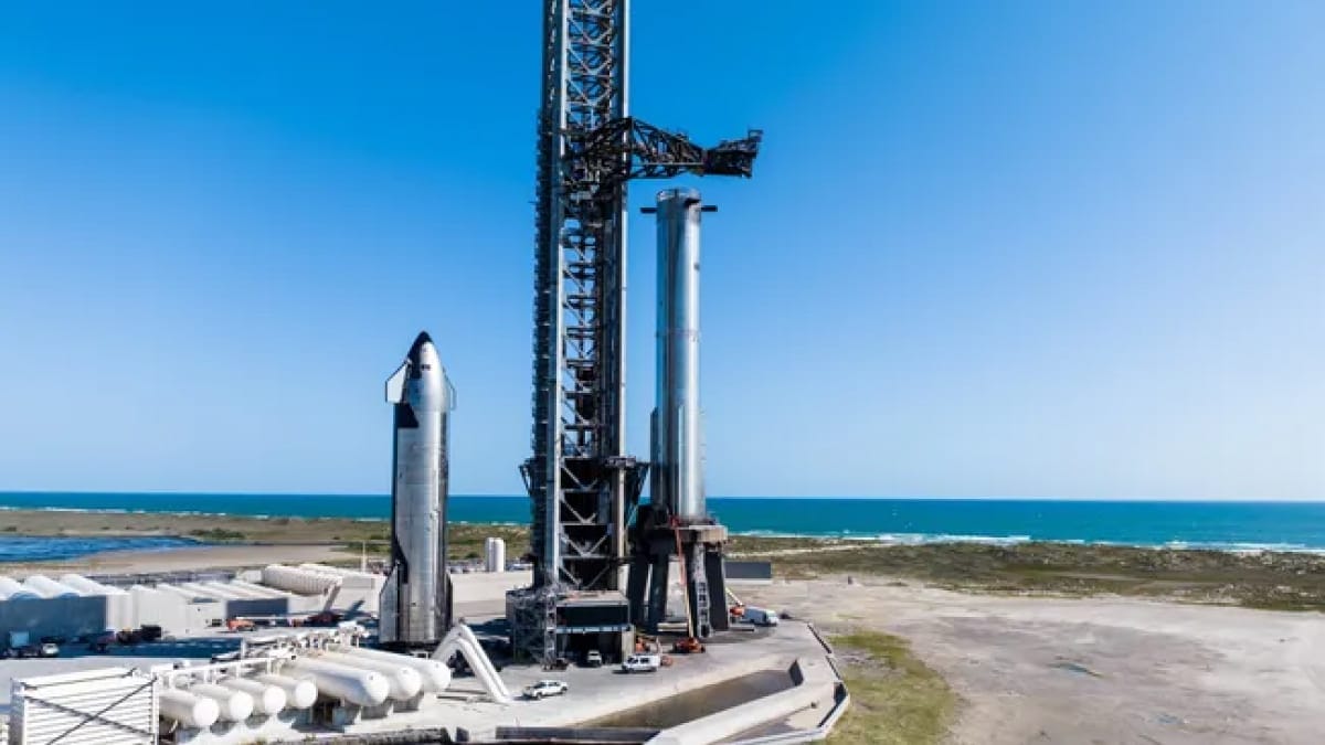 «Starship пережил самую сложную часть полета и сел целым в нужную точку в океане. Полноценные орбитальные пуски стали ближе» — аналитик
