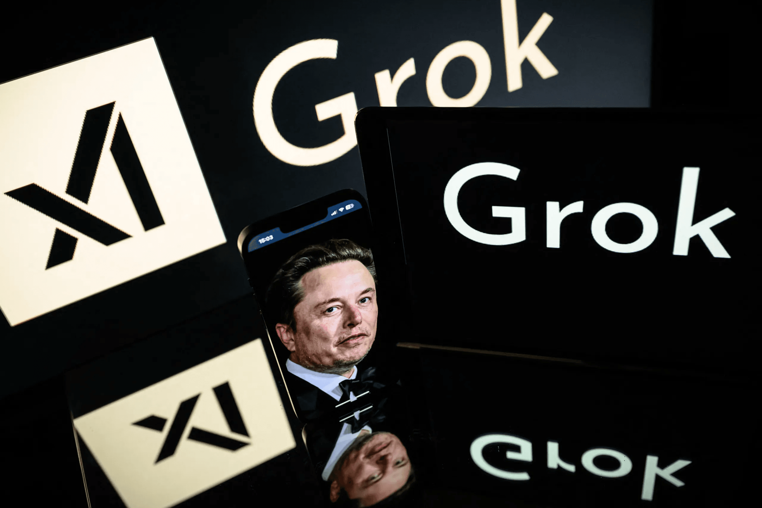 Илон Маск представил Grokipedia. В ней нет фотографий, а в конце некоторых статей есть указание, что материал адаптирован из Википедии 